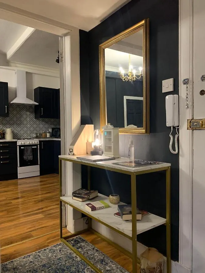 Glamours Stylish Victorian Apartment Near City Centre Edinburgh