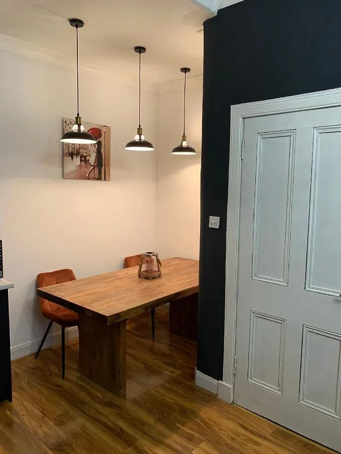 Glamours Stylish Victorian Apartment Near City Centre Edinburgh
