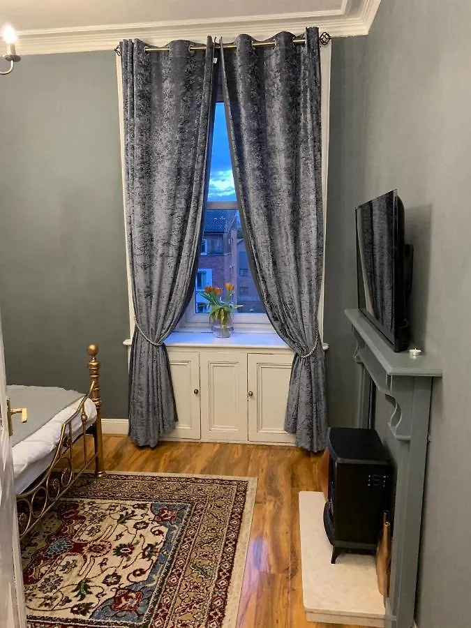 Glamours Stylish Victorian Apartment Near City Centre Edinburgh