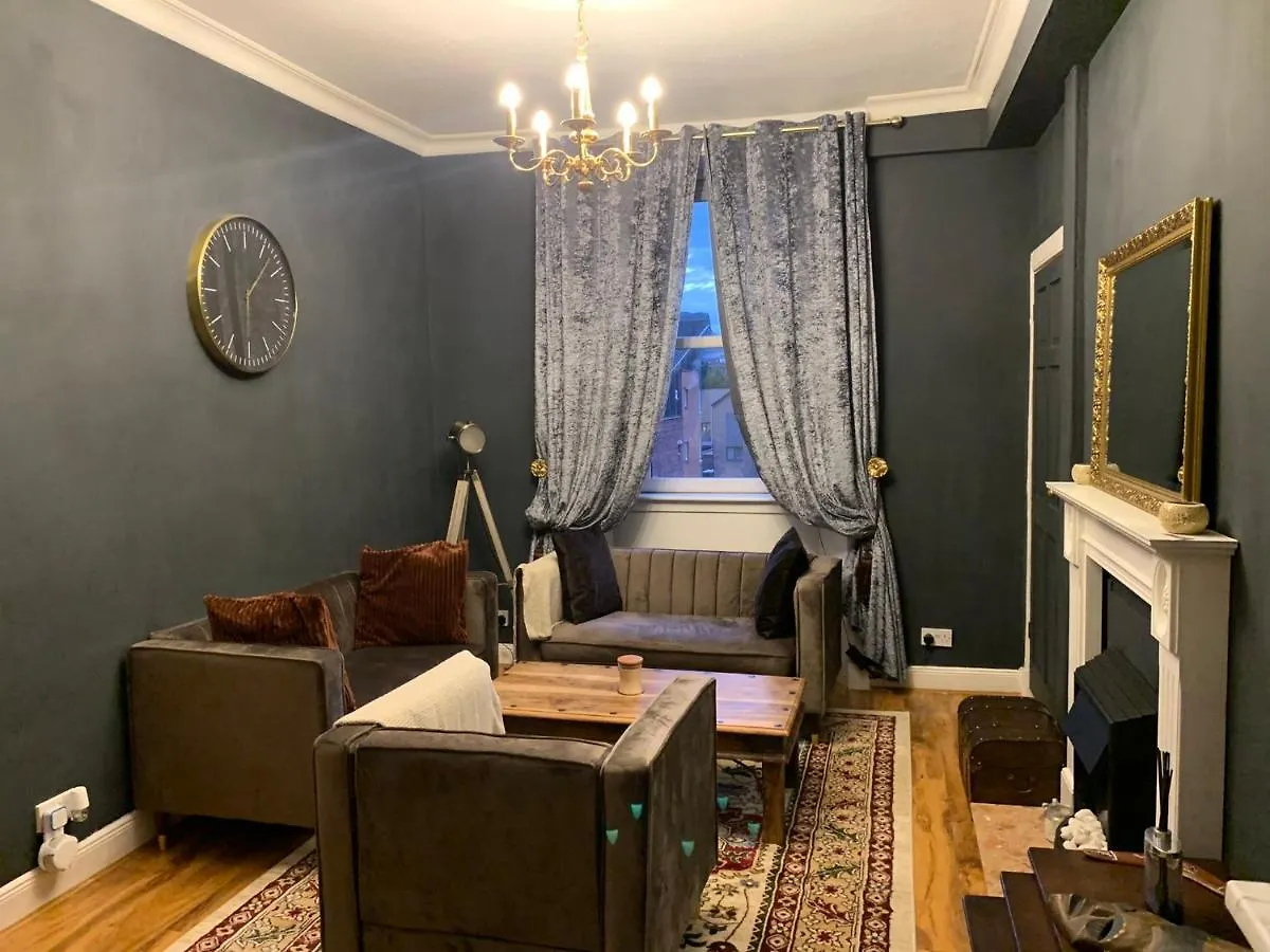 Glamours Stylish Victorian Apartment Near City Centre Edinburgh
