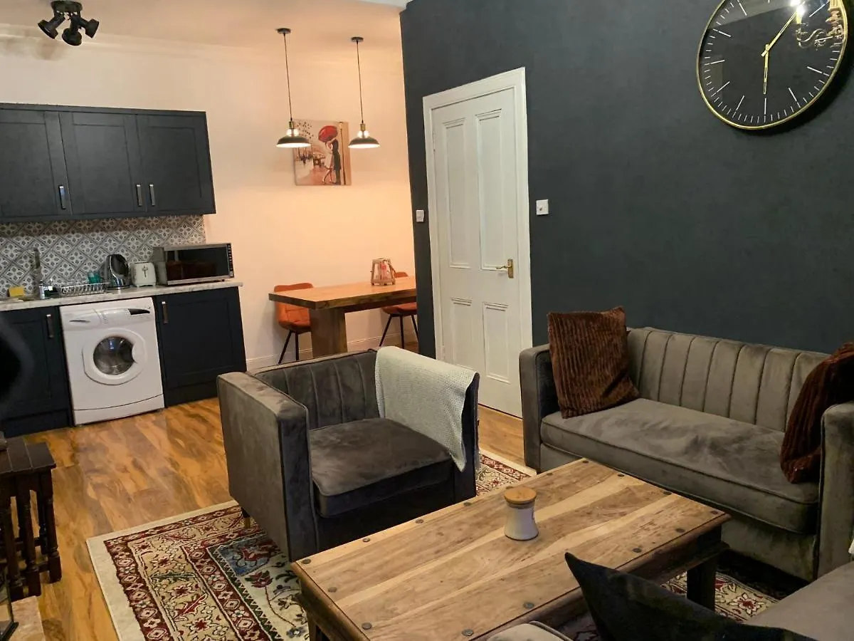 Glamours Stylish Victorian Apartment Near City Centre Edinburgh