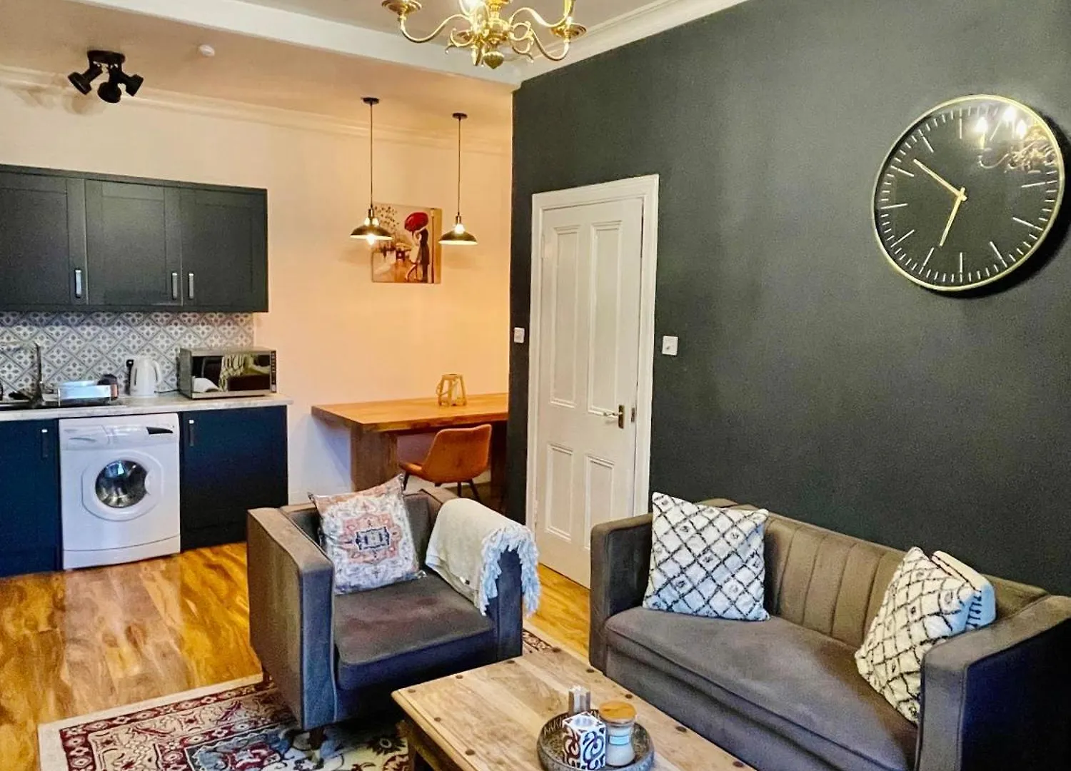 Glamours Stylish Victorian Apartment Near City Centre Edinburgh